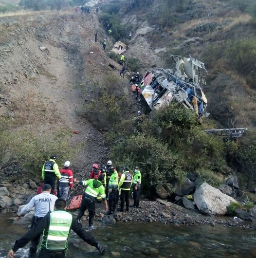 🚨ÚLTIMO MINUTO 🚨 Al menos 21 mu3rtos tras caída de bus a un abismo en…